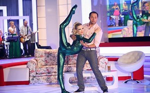 ZLATA参加罗马尼亚节目Happy Hour表演柔术钻箱