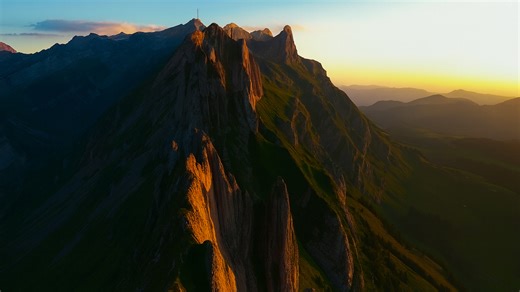 夕日に染まる壮大な山の絶景