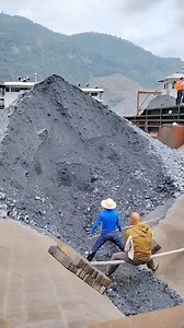Video of a cargo ship unloading ore at the canal dock #ore #self-unloading ship #canal | Unloading Sailors
