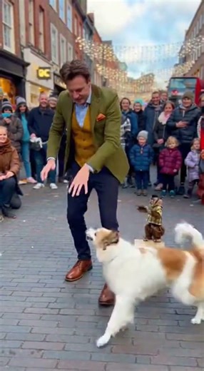 Wait for it… 😄 | Hands fly, crowd amazed 🤹‍♂️ #funny #pets #comedy #livingstatue #cute #monkey