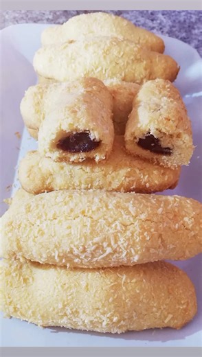 #diwalirecipes DATE ROLLS...🥰🥰🥰🥰🥰 Date rolls, recipe by Babez Naidoo 250 g butter 3/4 cup castor sugar 2 3/4 cup flour 1/4 cup corn flour 1 tsp vanilla essence Coconut Dates Beat butter until its light in colour Add sugar, beat until light and fluffy Add vanilla essence Beat Using a spatula, fold in corn flour Then gradually add flour to make a soft dough Break into little pieces Place one date in the middle, close Roll in coconut Bake at 180 degrees For 20 minutes Enjoy 🌺🌺🌺🌺🌺🌺🌺🌺🌹�