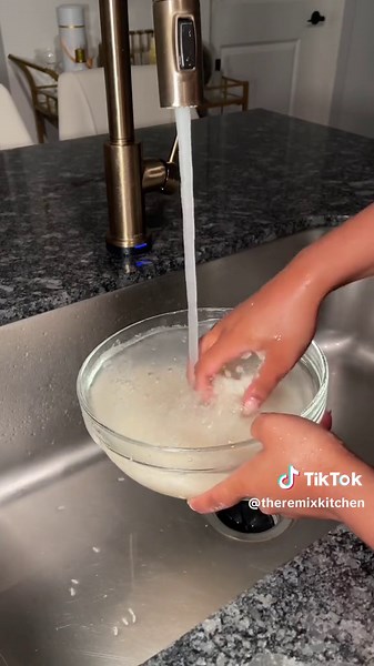 How to make seafood rice. An easy recipe for seafood lovers or if you’re looking to make a flavorful rice dish! TIPS: 1. If you can’t find pre-cooked lobster meat, substitute with lobster tail. Chop into bite-sized pieces and add to butter sauce 2-3 mins before crab. 2. Season shrimp with same seasonings used for seafood mixture 3. Substitute seafood according to your preference INGREDIENTS ⬇️ For Rice: 2 cups Jasmine rice 3 cups water 2 tbsps Unsalted butter 2 Sazon packets (the yellow one) 1 C