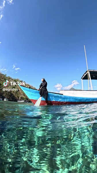 Diving in a Stunning Natural Aquascape