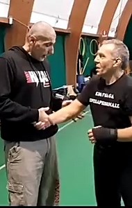 166_Pressure point #disarm #disarming #selfdéfense #selfdefense #selfdefenseplug #selfdefensetraining #martial_art #martial_arts #martialarts #martialart #martialartist #martialartslife | Self Defense Tips