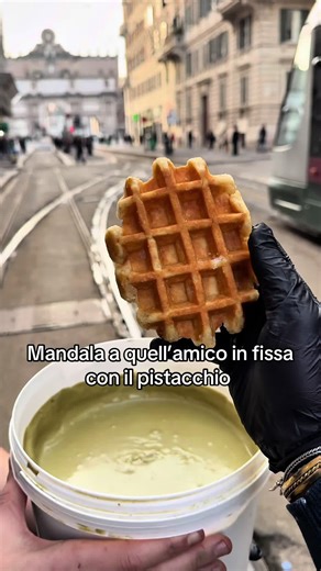 Ma come si fa a resistere ?? 🤤 In esclusiva 📍Via Flaminia 40 #waffles #pistacho #pov #sweet