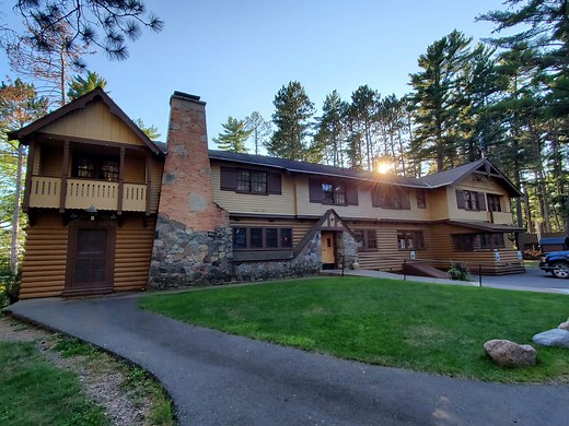 5 Top Reasons to Visit Little Bohemia Lodge