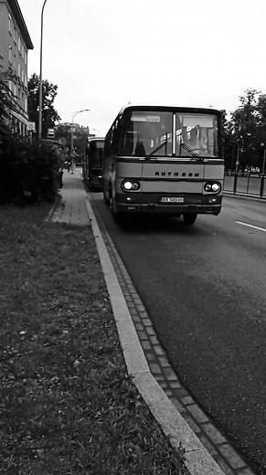 Piękny dźwięk i aromatyczny zapach z silnika SW400 🥰 #autosan #h9 #h9_21 #polish_bus #PRL #comunist_tour #diesel_power #krakow #cracov #krakowski_autosab | Krakowski Autosan