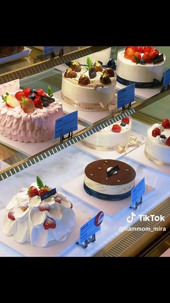 A must-visit bakery in Korea 🇰🇷 Don’t leave without trying at least one of their best sellers!🥐🥖🍰 #koreatrip #koreanbakery #bread #cake #빵