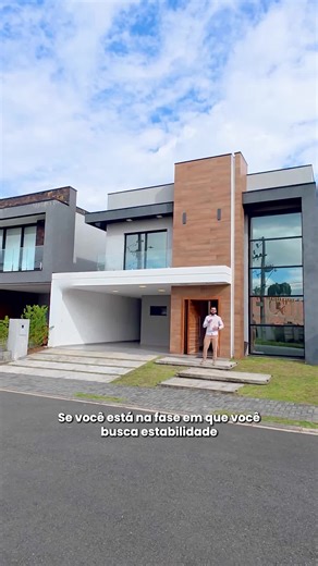 Casa em Condomínio a 9 min do Parque Tanguá. Projeto contemporâneo e ambientes integrados, muito sol e ventilação natural. 🏡 264 m² de área privativa 🛏️ 03 suítes 🚗 02 vagas de garagem 💰 R$ 2.300.000,00 📍 Tingui | Código: 11858 🌟 Faça sua vida acontecer com a A.Gonçalves! 📲 Chame no WhatsApp: (41) 3029-8531 ou acesse: www.agoncalves.com.br 🦁 #CuidamosDeTudo #curitiba #imoveisavenda #imoveisdealtopadrao #imobiliariacuritiba #agoncalves #agoncalvesimoveis