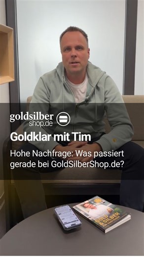 Neu bei uns: Goldklar mit Tim 🎥 Ab sofort beantwortet Tim eure Fragen direkt im Video. Den Auftakt macht ein Thema, das viele beschäftigt: unsere aktuelle Erreichbarkeit. Die Nachfrage ist sehr hoch 📈 und das merken wir alle. Wir arbeiten mit Hochdruck daran, wieder schneller für euch da zu sein und finden neue Wege. Genau deshalb starten wir auch dieses Format. Habt ihr Fragen? Schreibt sie uns in die Kommentare oder per Nachricht. Die nächsten Folgen sammeln wir im Story Highlight. Danke für