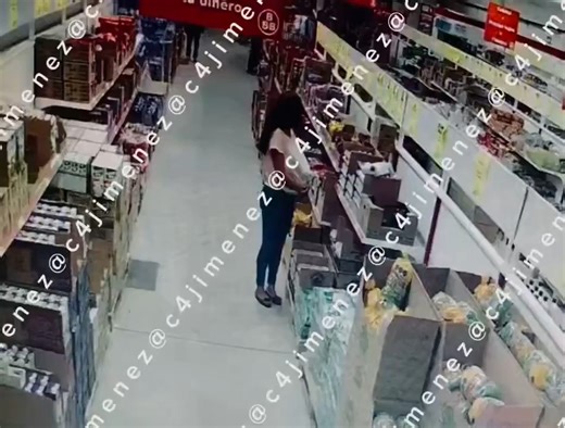 Trafico Puebla on Instagram: "😲🥚Insólito en #Ecatepec: una mujer fue captada por cámaras de seguridad realizando una ‘limpia’ con un huevo dentro de una #Tienda3B. 🤔Tras pasarlo por todo su cuerpo sin pagarlo, lo regresó a los anaqueles y se retiró del lugar. #Viral #México #Lady #Entérate 📽️: c4jimenez"