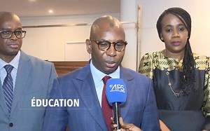 Les précisions du ministre de l'Éducation nationale Moustapha Guirassy sur l'interdiction du téléphone portable à l'école. Dans un communiqué daté du 21 septembre, le ministère avait annoncé que " l'usage du téléphone portable est strictement interdit dans l'enceinte des écoles, collèges et lycées, publics comme privés ". Cette mesure vise à lutter contre les conséquences néfastes sur la concentration et les dérives telles que le racket, le vol ou encore le cyberharcèlement. Le ministre s'est ex