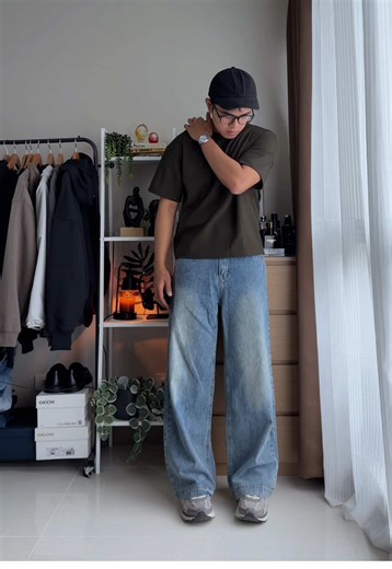 Stylish Washed Blue Jeans for a Clean Fit