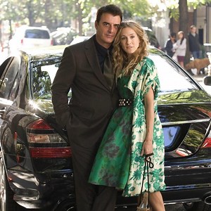Vuelve Sex and the City con novedades Serán 10 episodios con Sarah Jessica Parker (Carrie), Cynthia Nixon (Miranda) y Kristin Davis (Charlotte), pero sin Kim Cattrall (Samantha). Por el lado de los actores, está confirmada la participación de Chris Noth (Mr. Big) y John Corbett (Aiden). Además, se sumará un personaje nuevo no binario, de origen latino, que se llamará "Che". ¿A cuál de los novios de Carrie preferís vos? | Ciudad Magazine