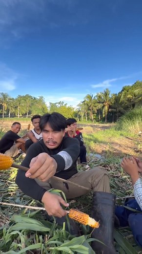 人之初 性本善 性相近 習相遠 苟不教 性乃遷 教之道 貴以專 昔孟母 擇鄰處 子不學 斷機杼 竇燕山 有義方 教五子 名俱揚 養不教 父之過 教不嚴 師之惰 子不學 非所宜 幼不學 老何為 玉不琢 不成器 人不學 不知義 為人子 方少時 親師友 習禮儀 香九齡 能溫席 孝於親 所當執 融四歲 能讓梨 弟於長 宜先知 首孝弟 次見聞 知某數 識某文 一而十 十而百 百而千 千而萬 三才者 天地人 三光者 日月星 三綱者 君臣義 父子親 夫婦順 曰春夏 曰秋冬 此四時 運不窮 曰南北 曰西東 此四方 應乎中 曰水火 木金土 此五行 本乎數 十干者 甲至癸 十二支 子至亥 曰黃道 日所躔 曰赤道 當中權 赤道下 溫暖極 我中華 在東北 曰江河 曰淮濟 此四瀆 水之紀 曰岱華 嵩恆衡 此五岳 山之名 曰士農 曰工商 此四民 國之良 曰仁義 禮智信 此五常 不容紊 地所生 有草木 此植物 遍水路 有蟲魚 有鳥獸 此動物 能飛走 稻梁菽 麥黍稷 此六穀 人所食 馬牛羊 雞犬豕 此六畜 人所飼 曰喜怒 曰哀踞 愛惡欲 七情具 青赤黃 及黑白 此五色 目所識 酸苦甘 及辛鹹 此五味 口所含 羶焦香 