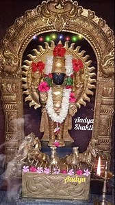 सूर्य गायत्री मंत्र ॐ भास्कराय विद्महे महातेजाय धीमहि तन्न: सूर्य: प्रचोदयात् || अर्थ और महत्व श्लोक "ॐ भास्कराय विद्महे महातेजाय धीमहि तन्न: सूर्य: प्रचोदयात्" एक संस्कृत मंत्र है जो सूर्य देव को समर्पित है। यहां इसके अर्थ का विवरण दिया गया है: ॐ : हिंदू धर्म में एक पवित्र शब्दांश, जिसे अक्सर ब्रह्मांड की ध्वनि या परम वास्तविकता माना जाता है। भास्कराय : प्रकाश देने वाले या सूर्य देव को संदर्भित करता है। विद्महे : इसका मतलब है “हम ध्यान करते हैं” या “हम चिंतन करते हैं।” महातेजाय : इसका अर्थ है "