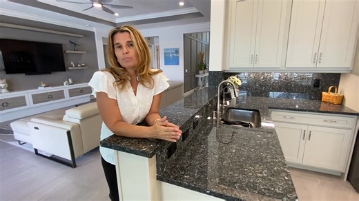 🔵NE MANQUEZ PAS LE BATEAU! VENEZ VOUS INSTALLER À PORT ST LUCIE ➡️C’EST LA RÉGION TENDANCE DANS LE SUD EST DE LA FLORIDE 🟩LES PROPRIÉTÉS SONT NEUVES ET 40% MOINS CHÈRES QU’AU SUD DE WEST PALM BEACH Si vous êtes arrivés en Floride pour la saison, faites-vous un cadeau!. Allez à la rencontre de Katy Simard et Martin Borgia. Ils vous feront visiter la région de Port St Lucie là où de nombreux Québécois ont décidé de s'installer. Effectivement, de nombreux snowbirds ont mis leur propriété au sud d