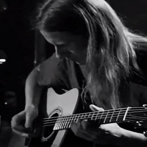 💥Alice In Chains 🌟Sludge Factory 🎥Unplugged 1996 📙Sean Kinney,dijo sobre el “Unplugged”: “Fue una cosa especial. Durante unos cuantos meses nos estuvieron casi rogando que hiciéramos aquel directo. Pero lo íbamos retrasando, y retrasando, hasta que llegó un momento en que estábamos ensayando y con un plan para hacerlo. Lo único que recuerdo es que estaba muy nervioso porque no habíamos ensayado mucho. Salimos al escenario y creo que tocamos las canciones de una manera estupenda. La fuerza de