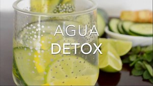 AGUA detox o agua refrescante sin azúcar para ayudar a eliminar toxinas. Sabe deliciosa! 😋 🍋 Receta: http://www.pizcadesabor.com/agua-detox/ | Pizca de Sabor