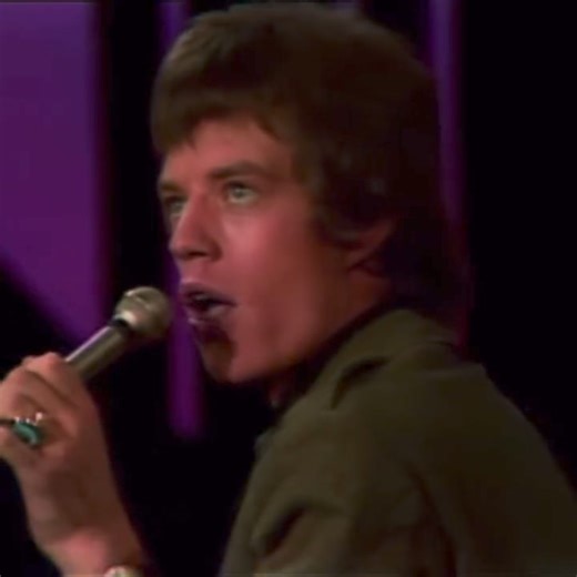 Michael Phillip Jagger ,nace en Dartford Kent, Inglaterra un día como hoy 26 de julio , de 1943. En una nueva gira con The Rolling Stones , que terminó este 17 de julio, donde presentaron su disco "Hackney Diamonds " (2023) , Jagger demostró que aún tiene una vitalidad sorprendente y una voz que aún transmite emociones , con ese timbre denso ,saltando entre notas altas y bajas . Hoy celebramos a Mick Jagger una de las figuras más atrayentes de los irrepetibles años 60's , ha estado más de 6 déca