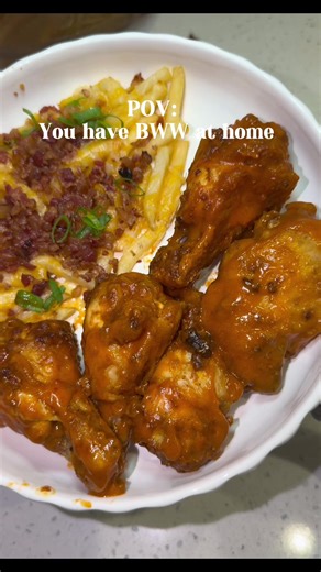 Easiest hot wings recipe🍗😮‍💨🤤🔥 What you’ll need: -Pack of raw party wings -Your favorite wing sauce *Seasonings: -Lawrys salt -Garlic salt -Garlic powder -Onion powder -Adobo -Paprika -Tony’s creole seasoning -Salt&Peppa -Flour -Corn starch -Oil to fry #bww#homemadewings#wings#buffalowildwings#hotwings