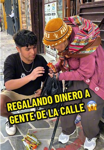 Regalando Dinero a Gente de la Calle en Huánuco, Perú