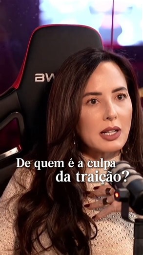 Tati Lima | Relacionamentos 40+ on Instagram: "Digite “TATIFLIX” que envio no seu direct o link para você assistir esse podcast inteiro!! Trecho do podcast @ironstudios.tv com @tatilima.eu e @dr.felipesestaro Depois dos 40, falar de traição exige maturidade emocional, não discurso raso. Traição é, sim, falta de caráter de quem trai. Isso não se discute. A escolha é individual e a responsabilidade é de quem cruza esse limite. Mas a vida adulta também pede algo além da acusação simples. Na maioria