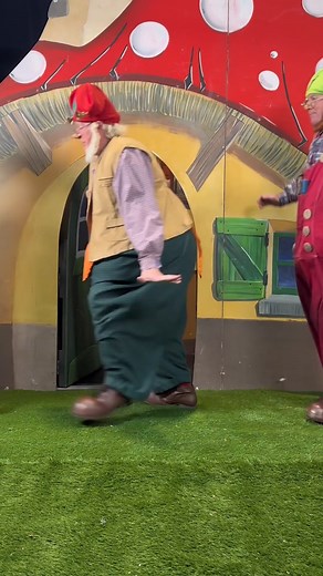 De kabouters zijn al helemaal voorbereid voor hun nieuwe show 'De Knuffelbeer'! 🧸 Luister ook naar de Ganzenpas in de Studio 100 Tophits op Spotify! 🪿🍄 | Kabouter Plop