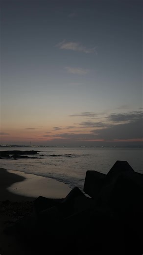 「波と雲と太陽が、同時に語りかけてきた朝。」 金武町屋嘉より。 波のリズム、流れる雲、 ゆっくり昇る太陽。 何も考えなくていい時間。 ただ、自然に身を任せるだけ。 This moment heals everything. 今日も大丈夫って、 海が言ってくれた気がする🌊☀️ #沖縄 #sunrise #scenery #timelapse #healing