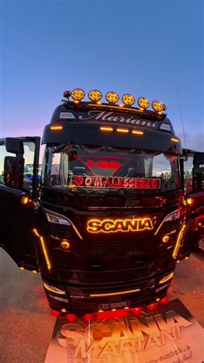 Da Silva on Instagram: "AMAZING SCANIA S530 v8 Team MARIANO Camion sotto le Stelle 2025 ⭐🚛 @camion_sotto_le_stelle CAMION SOTTO LE STELLE Un evento pazzesco, un weekend pieno di emozioni, luci, motori e amicizia tra appassionati di tutta Italia ed Europa! Da Gualdo Cattaneo (PG) un grazie enorme a tutti i camionisti, team e sponsor che hanno reso questa festa indimenticabile ❤️ 🎬 Rivivi con noi i momenti più belli 👉 #TruckEngineJokers #CamionSottoLeStelle #TruckShowItalia #CamionDecorati #Tru