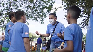 Cuando existe liderazgo comunal y una visión de futuro acompañado de acciones concretas, los frutos del trabajo se dibujan en las sonrisas de los jóvenes, los niños y esas madres orgullosas que dan el apoyo incondicional a sus muchachos. Este fin de semana logramos sellar el trabajo de años, con un hermoso mural lleno de color. Gracias a la Asociación Barranca Club Deportivo y al gran artista de murales Alex Rylyuk por pintar todas esas sonrisas. #LosBuenosSomosMás #CR2022 | Dr. Christian Rivera