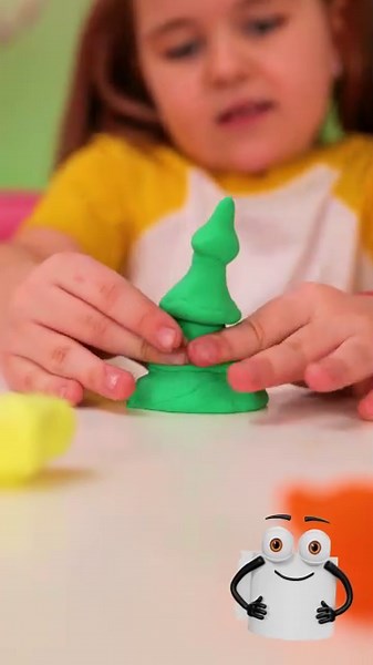 Modeling clay Christmas tree for little artists! 🎨🎄 #christmascrafts