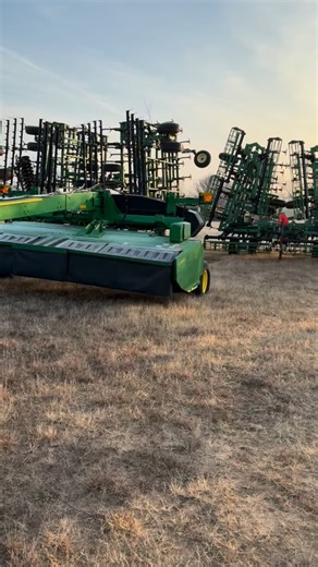Frank Sanchez on Instagram: "Loading a John Deere moco c450. #johndeere #truckdriver #oklahoma #farm #equipment"