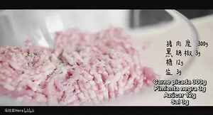 En los últimos años se ha popularizado el pastel de luna de Shanghái con relleno de carne y cuando se aproxima el Festival del Medio Otoño (中秋节), en las tiendas que venden estos pasteles habrá mucha cola. En este vídeo Ma Zhuangshi (马壮实) nos va a enseñar cómo preparar el pastel de luna con relleno de carne en casa. (vídeo de Bilibili:@马壮实Hera) | Es China