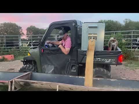 300 lb Feeder dispensing fine commodity blended feed