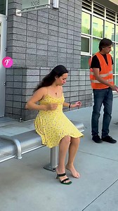 Un dilemme moral de la vie réelle résolu par un karma instantané . . . À des fins de divertissement uniquement ; filmé dans des espaces publics. Aucune affiliation avec les marques présentées. Inspiré d'événements réels ; certains détails peuvent être modifiés à des fins de créativité. Les activités présentées ne sont pas destinées à être reproduites, exécutées ou imitées. Consulter des professionnels pour la sécurité. | Femme Heureuse