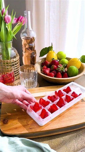 Fruchtig, eisgekühlt 🧊 und einfach perfekt für den Sommer: Erdbeer-Eiswürfel 🍓 mit Wow-Effekt.