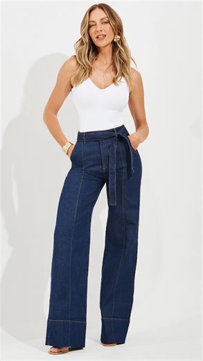 Modab on Instagram: "Calça Jeans Wide Leg Soul Cós Super Alto Escura da Modab é moderna, contemporânea e tecnológica. Com modelagem wide leg estilo alfaiataria, entrega efeito super modelador, design atual e um corte sofisticado que garante caimento impecável. Perfeita para composições elegantes, fica incrível com salto Modab e valoriza a silhueta em qualquer ocasião. Cod.: 11590 no site ou app #modab #jeanswidelag #jeansmodelador #modafeminina #eleganciaemjeans"