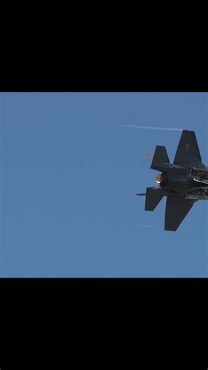 The F-35 Lightning II cracking open the skies—literally. This jet rolled into the pass, snapped into a clean bank, and popped the weapons bay doors like it was showing off its superhero utility belt. The “weapons bay reveal” maneuver happens fast, but man… it’s pure aviation theater. The Lightning isn’t just about stealth. It’s about agility, precision, and that quiet confidence that says, “I don’t need to be loud to be lethal.” Moments like this remind you why the F-35 remains one of the most a