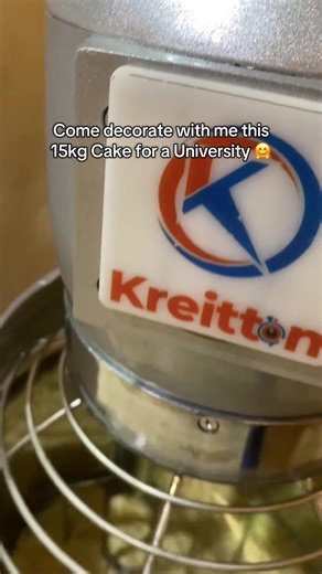 Decorating a 15kg Cake for a University Celebration