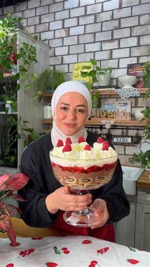 ‎Yara Obeidat يارا عبيدات 🇯🇴‎ on Instagram‎: "⁨ ⁨ ⁨ لا تسألوني شو هادا الحلو… اسألوا حالكم ليش لسه ما جربتوه 😌 ترايفل شوكولاتة مع كرز، طبقات بتغلب بتكسر اي دايت 😏🤎 اللي بحب الشوكولاتة يكتب “🙋‍♀️” واللي ما بحبها… 😂👇 انتو باي نكهة بتحبوه؟؟؟ سيڤ🔽 و شير ↗️لتحفظو الوصفة عندكم ❤️ المقادير: ٢٠ حبة سويسرول الشوكولاتة من اليوم ١/٢ كوب عصير كرز او توت ( مربى + ماء) ٢ كوب كاسترد الشوكولاته جاهز ١ كوب حشوة الكرز ٢ كوب كريما مخفوقة توت او كرز للزينه ************************************************* 