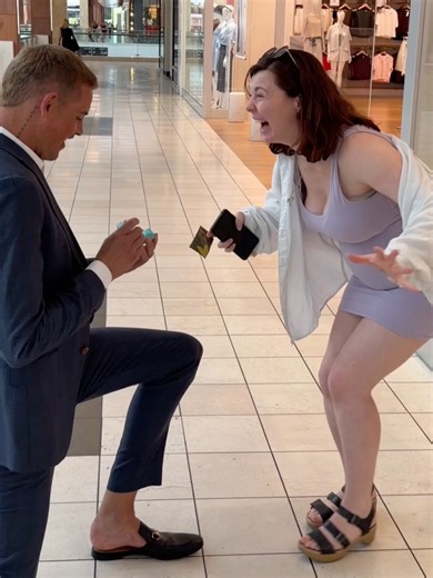 She didn't expect him to be holding her hand 😳 Prank on girlfriend has surprise twist ending. #proposal #couple