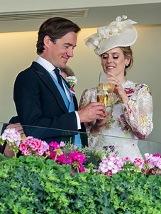 “Princess Beatrice finally shows her daughters’ faces” 👑📸 One family outing — and the royal’s closely guarded secret is now in full view. See the photos everyone’s talking about in the comments below 👇 | Interesting to know