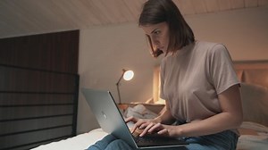 Jeune femme assise en mauvaise posture : vidéo de stock (100 % libre de droit) 1068715109 | Shutterstock