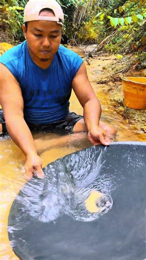 The process of searching for gold in the sandstone worth US$2.575 #gold #fyp