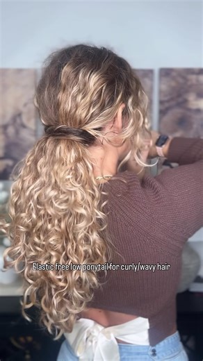 So easy and so cute! Using a mini clear claw clip to secure #curly #naturallycurly #curlyhairstyles #hairtutorial #curlywavyhair
