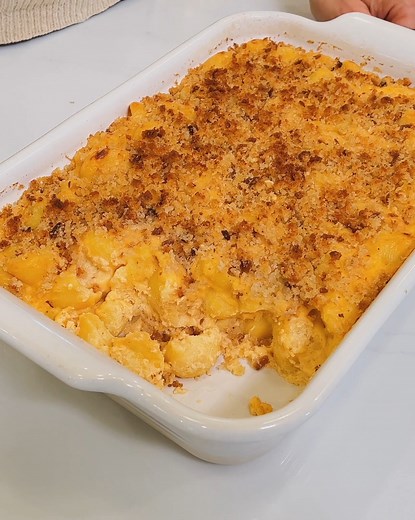 PRINT the recipe: https://www.wyseguide.com/baked-macaroni-cheese/ Boxed macaroni & cheese has its place, but this baked version is so much better! Make with a homemade roux and four different types of cheese, you’re going to love this when you make it! INGREDIENTS - 1 lb elbow macaroni - 5 tbsp unsalted butter - 4 tbsp all-purpose flour - 36 oz (3 cans) evaporated milk - 2 1/4 cups shredded sharp cheddar cheese - 2 cups shredded Monterey Jack cheese - 4 oz cream cheese, room temperature - 1 1/2