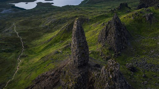 広大な緑の高原にそびえる岩の造形美