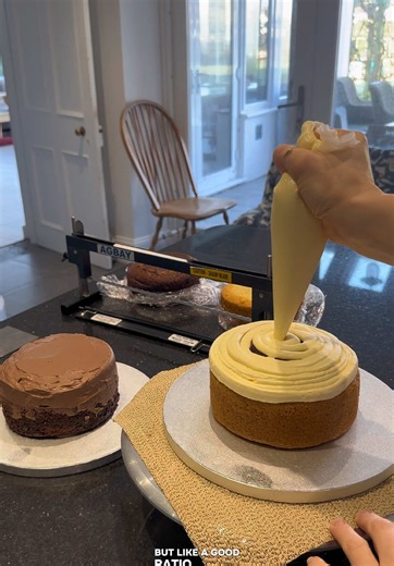 Fill those cakes up!! #caketok #cakedecorating #baking #crumbcoating