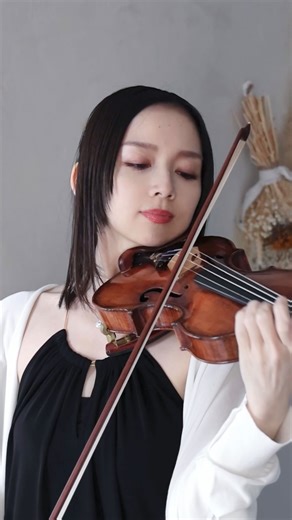 宮本笑里 on Instagram: "ありのままの生音・一発録りver🎻 車の音や空気の揺らぎ、日常の響きの中にこそ ぬくもりがあるのかも？ #classicalmusic #violin #一発録り #タイスの瞑想曲"